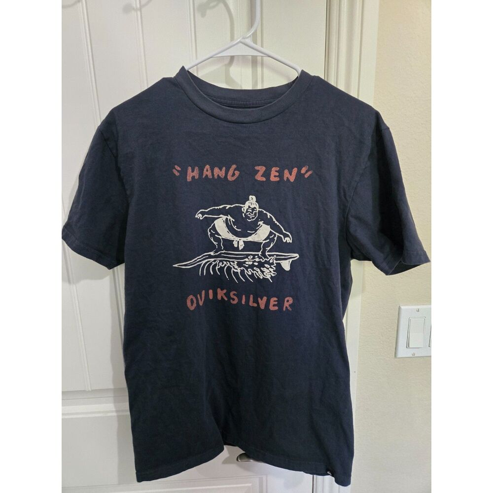 Quiksilver Hang Zen Men’s Graphic T-Shirt Size Medium Dark Blue Surf Sumo Tee